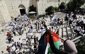 العلم الفلسطيني يرفرف فوق کل الأعلام الاسرائيلية