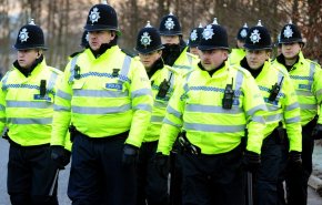 حمله پلیس به معترضان در جشن‌ سالگرد سلطنت ملکه انگلیس