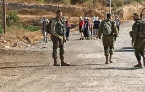 شبان يحطمون مركبات مستوطنين بالضفة ويمنعون إزالتهم علم فلسطين