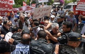 تونس.. صدامات بين الشرطة ومتظاهرين احتجوا على الاستفتاء الدستوري