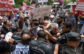 ادامه اعتراضات در تونس| از درگیری پلیس با معترضان تا اعتصاب قضات