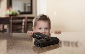 پسربچه ای ۲ ساله‌ در آمریکا پدرش را با اسلحه گرم کشت
