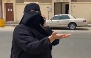 سيدة سعودية تبكي بحرقة بعد طردها من منزلها: 'فينك يا بن سلمان'!