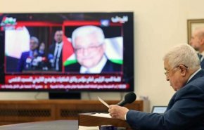 محمود عباس يظهر أمام شاشة التلفزيون عقب شائعات حول صحته