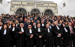 شاهد.. مواجهات عنيفة بين الرئيس التونسي والهياكل القضائية