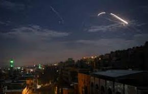 شاهد.. الاحتلال يستهدف دمشق برشقات صاروخية والجيش السوري يتصدى لها
