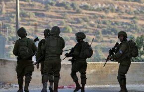 الاحتلال يعتقل فلسطينيًا باللد على خلفية تصديه لمستوطنين