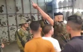 یک افسر فلسطینی، جمعی از نظامیان صهیونیست را از بازار بیرون انداخت +ویدئو