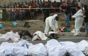 مصرع 13 شخصا وإصابة 10 آخرين بحادث انقلاب شاحنة وسط المكسيك