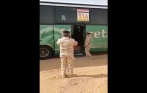 شاهد.. عنصر امني عراقي يوقف قافلة لنقل الحجاج ليودع والدته