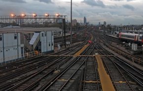 النقابات في بريطانيا تحذر: إضرابات السكك الحديدية قد تمتد إلى قطاعات أخرى