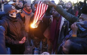 معترضان منع سقط جنین پرچم آمریکا را آتش زدند