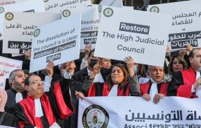 القضاة في تونس يمدّدون إضرابهم لأسبوع رابع احتجاجاً على عزل عشرات منهم 