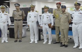 وفد عسكري من إيران يزور مركز الأمن البحري في سلطنة عمان