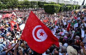 حلفاء الرئيس التونسي ينفضّون من حوله