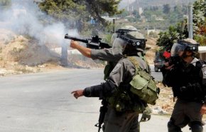 قوات الاحتلال تستهدف منازل الفلسطينيين في يطا بالذخيرة الحية
