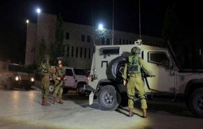 مقاومون فلسطينيون  يطلقون النار تجاه قوات الاحتلال في نابلس