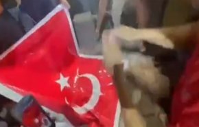 پایین کشیدن پرچم ترکیه از سفارت این کشور در بغداد