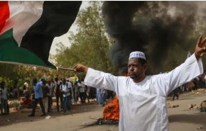 سودان؛ عقب نشینی ارتش در برابر غیر نظامیان/ نظامیان، حکومت را واگذار می کنند
