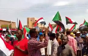 تجمع تظاهرکنندگان سودانی در خیابان‌های پایتخت