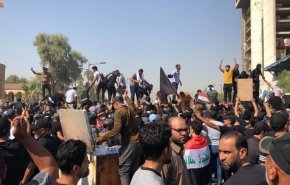 اعلام تحصن نامحدود در پارلمان عراق از سوی صدری ها/ چارچوب هماهنگی: مردم برای دفاع از نهادهای قانونی تظاهرات مسالمت‌آمیز برگزار کنند/ افزایش شمار زخمی ها + فیم و تصاویر