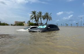 عمال أجانب ضحايا القصور الحكومي في الإمارات بمواجهة السيول