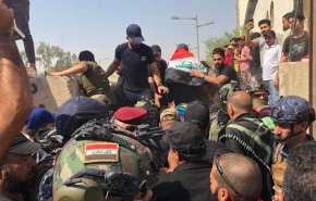 گزارش خبرنگار العالم در عراق از تظاهرات طرفداران صدر/ عبور معترضان از موانع امنیتی برای رسیدن به پارلمان+فیلم