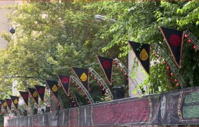 السواد يخيم على المدن الايرانية لإحياء ذكرى واقعة كربلاء يوم عاشوراء