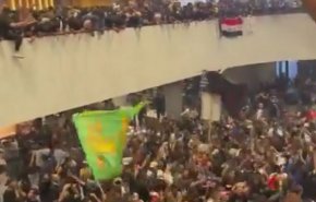 ویدیو؛ اعلام تحصن نامحدود در پارلمان عراق از سوی دفتر مقتدی صدر/ اشغال میز ریاست پارلمان عراق توسط طرفداران صدر
