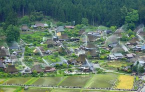 مهرجان ياباني غريب يحول قرية إلى نافورة