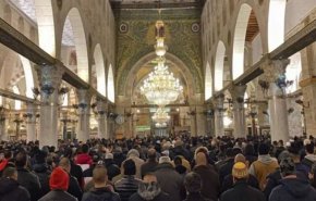 آلاف الفلسطينيين يؤدون صلاة الفجر في المسجد الاقصى المبارك