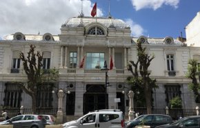 محكمة تونسية توقف تنفيذ قرار الرئيس بعزل عدد من القضاة
