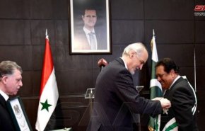 الأسد يمنح السفير الباكستاني وسام الإستحقاق السوري