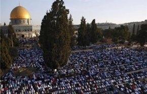 آلاف الفلسطينيين يؤدون صلاة الجمعة في المسجد الأقصى 