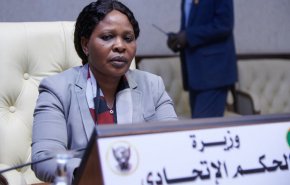 شاهد.. وزيرة سودانية تقدم استقالتها لهذا السبب.. 