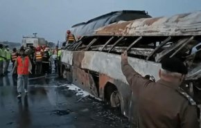 شاهد.. مصرع 20 شخصا حرقا باصطدام حافلة وصهريج في باكستان
