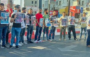 بالصور.. وقفة احتجاجية لأهالي المعتقلين السياسيين وسط رام الله