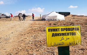 اسرة جديدة تغادر مخيم الركبان في سوريا باتجاه مدينة تدمر