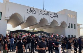 تجمع هواداران جریان صدر مقابل ساختمان دیوان عالی عراق 
