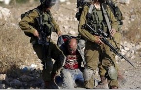 شاهد - جنود يعتدون بوحشية على فلسطينيين قرب رام الله