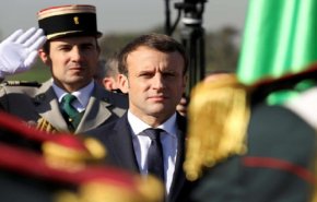 الرئيس الفرنسي يزور الجزائر لطي صفحة القطيعة وإعادة بناء العلاقات