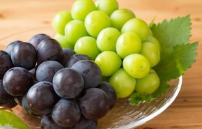 أيهما أكثر فائدة العنب الداكن أم الفاتح؟