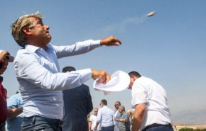 دو وزیر لبنانی به سمت اسرائیل سنگ پرتاب کردند + عکس
