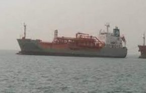 العدوان يحتجز 4 سفن وقود ويمنعها من دخول ميناء الحديدة