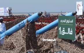 شاهد/ البحرية اليمنية تزيح الستار عن صواريخ جديدة لاول مرة