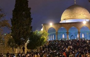 الآلاف يؤدون صلاة ’الفجر العظيم’ في الأقصى والإبراهيمي ومساجد الضفة