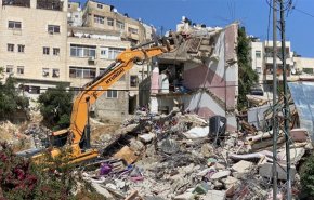صهیونیست‌ها یک خانواده فلسطینی را مجبور به تخریب منزلشان کردند