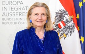 لماذا وزيرة خارجية النمسا السابقة اختارت العيش في لبنان؟