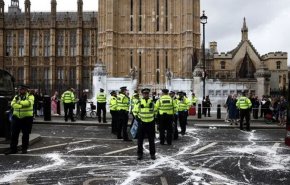 رنگ‌پاشی به ساختمان پارلمان انگلیس برای تلنگر به تراس