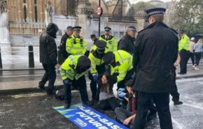 بازداشت معترضان در انگلیس هم‌زمان با شروع کار دولت جدید